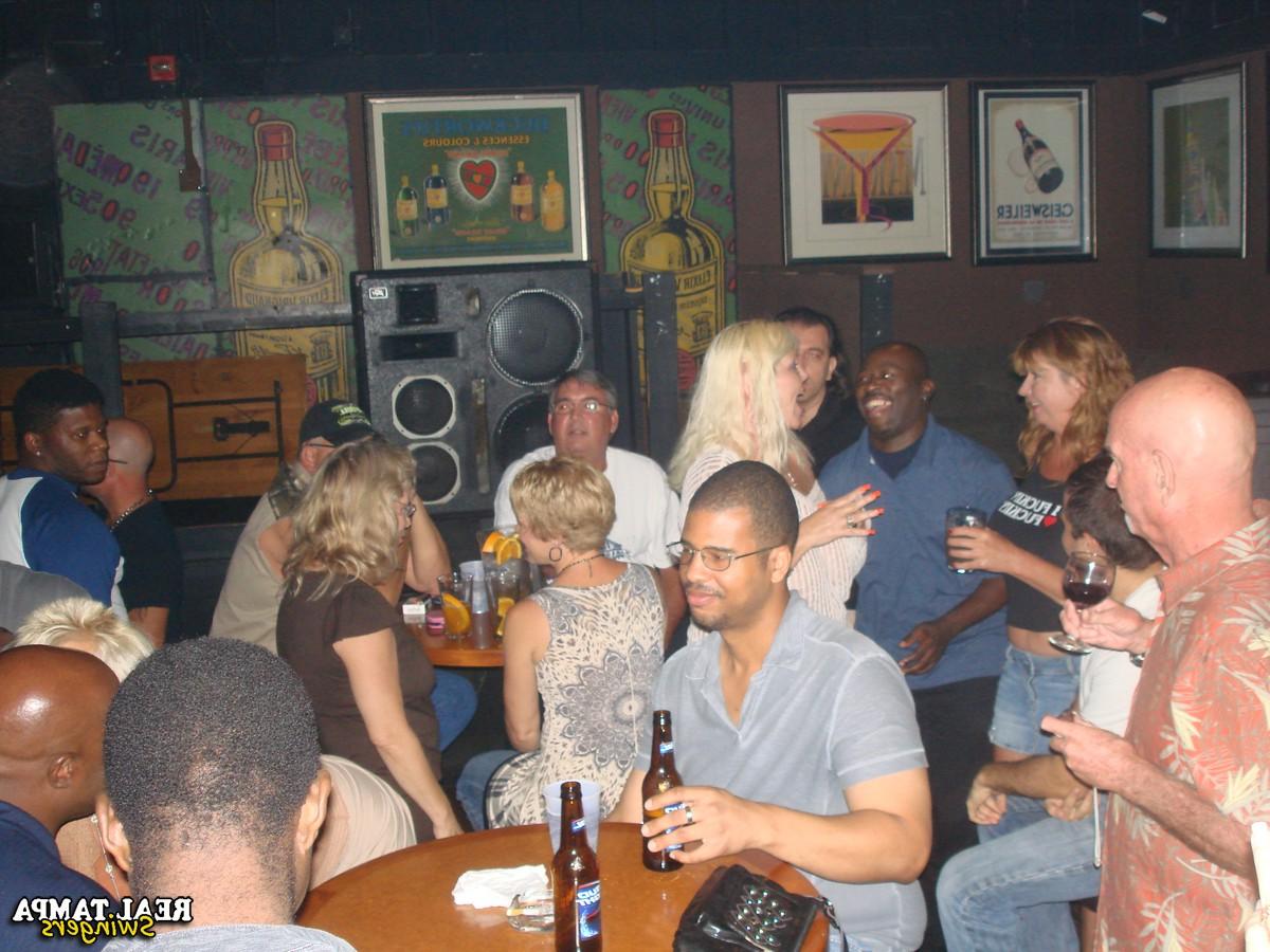 20P Swingers amateurs muestran sus grandes pechos en una fiesta salvaje en el bar