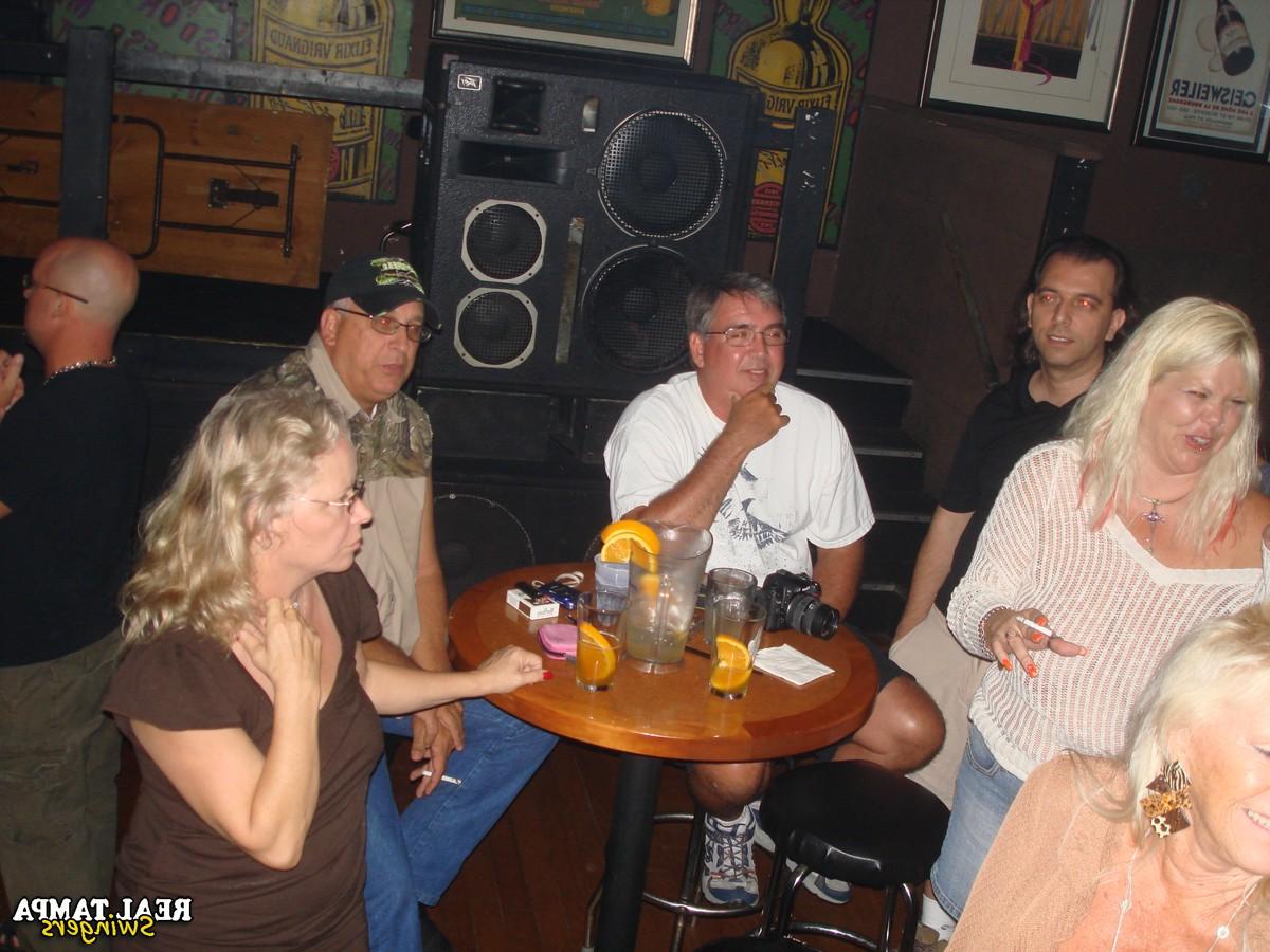 20P Swingers amateurs muestran sus grandes pechos en una fiesta salvaje en el bar