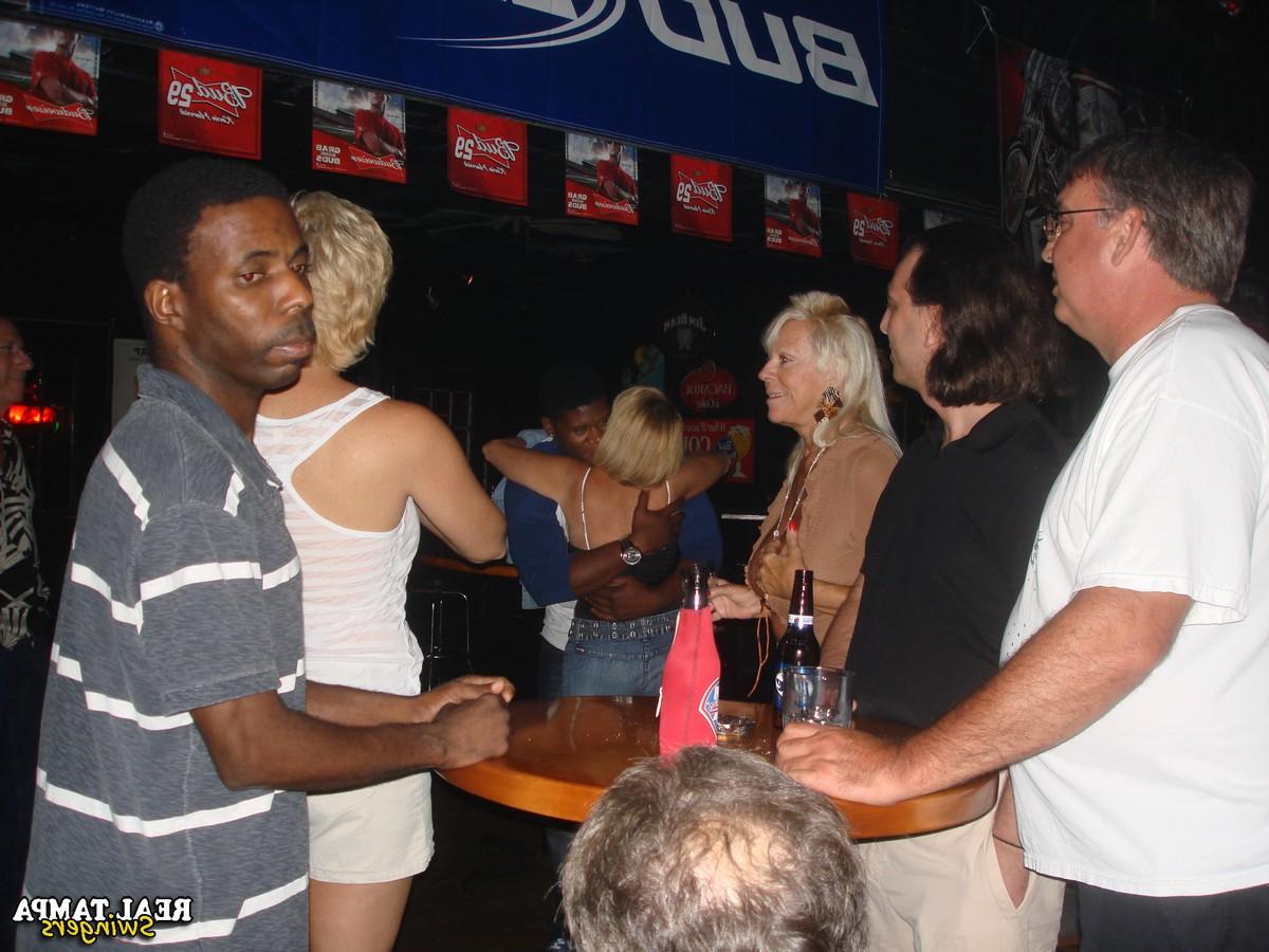 20P Swingers amateurs muestran sus grandes pechos en una fiesta salvaje en el bar