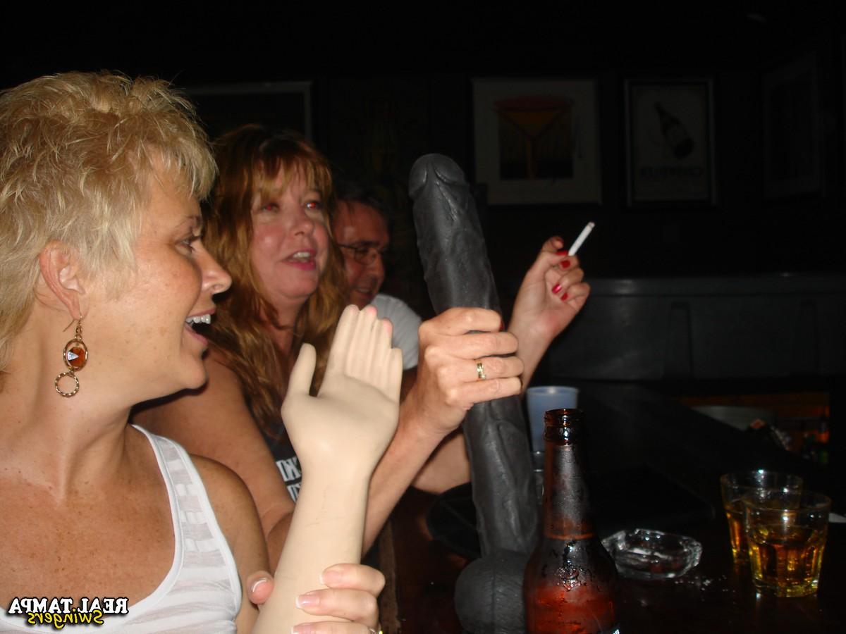 20P Swingers amateurs muestran sus grandes pechos en una fiesta salvaje en el bar