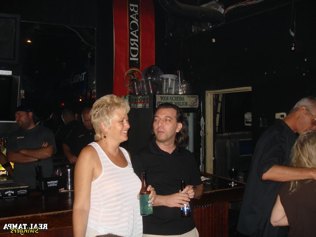 20P Swingers amateurs muestran sus grandes pechos en una fiesta salvaje en el bar