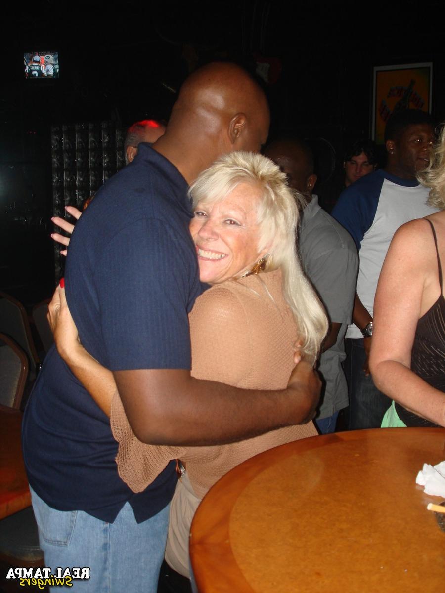 20P Swingers amateurs muestran sus grandes pechos en una fiesta salvaje en el bar