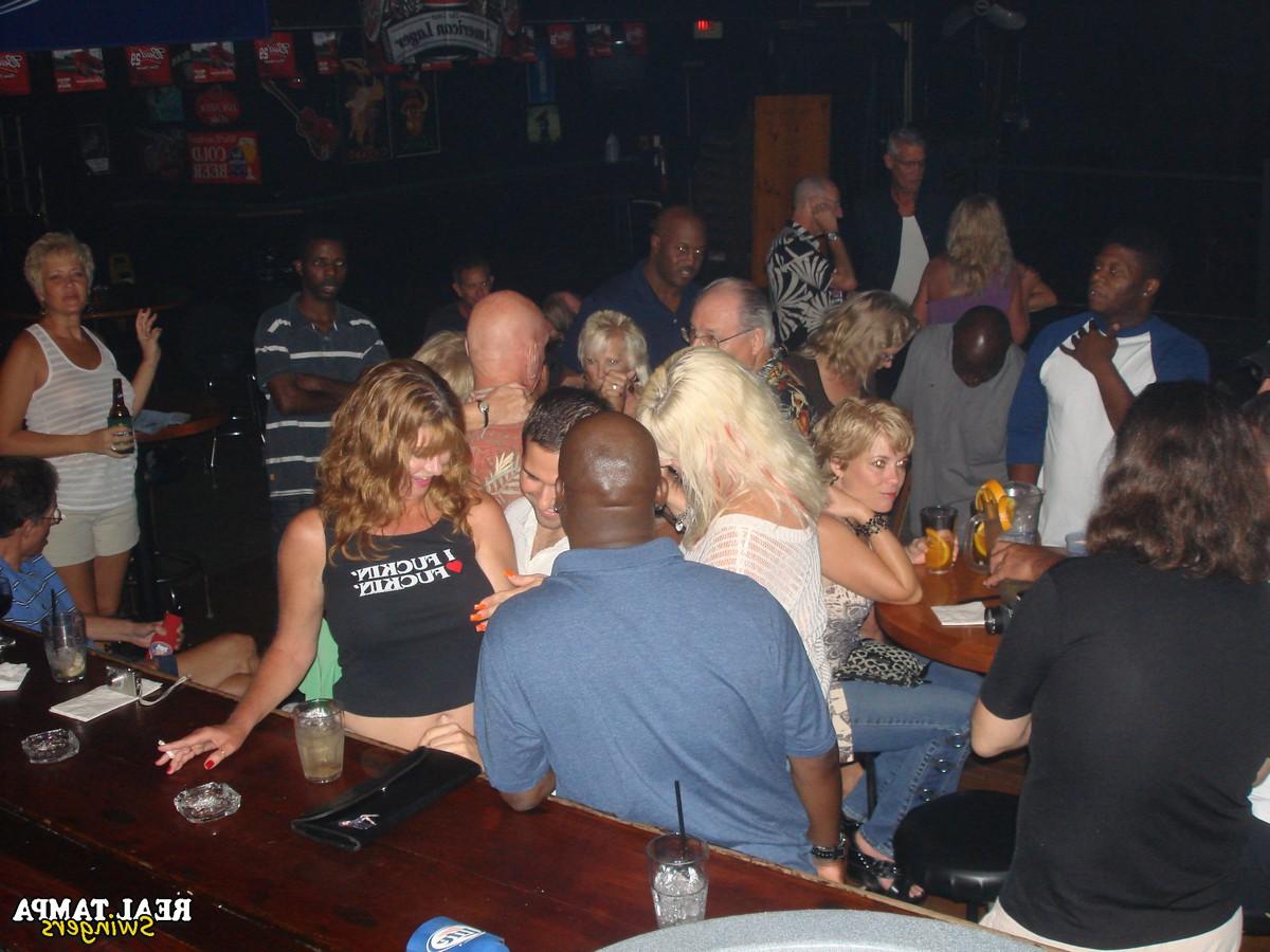 20P Swingers amateurs muestran sus grandes pechos en una fiesta salvaje en el bar