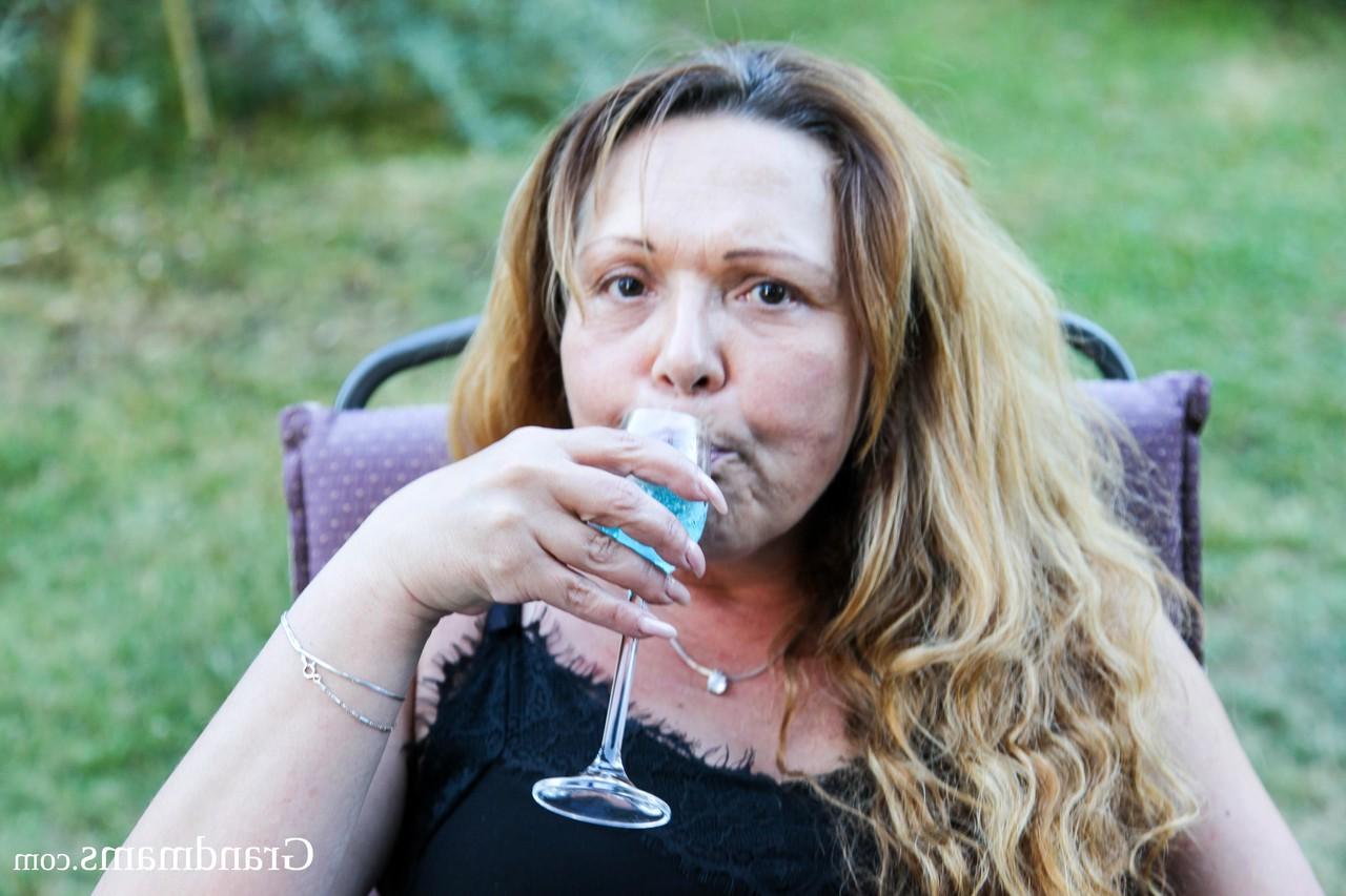 20P La zorra madura Karen perdiendo la ropa afuera y frotándose sus grandes tetas y su coño