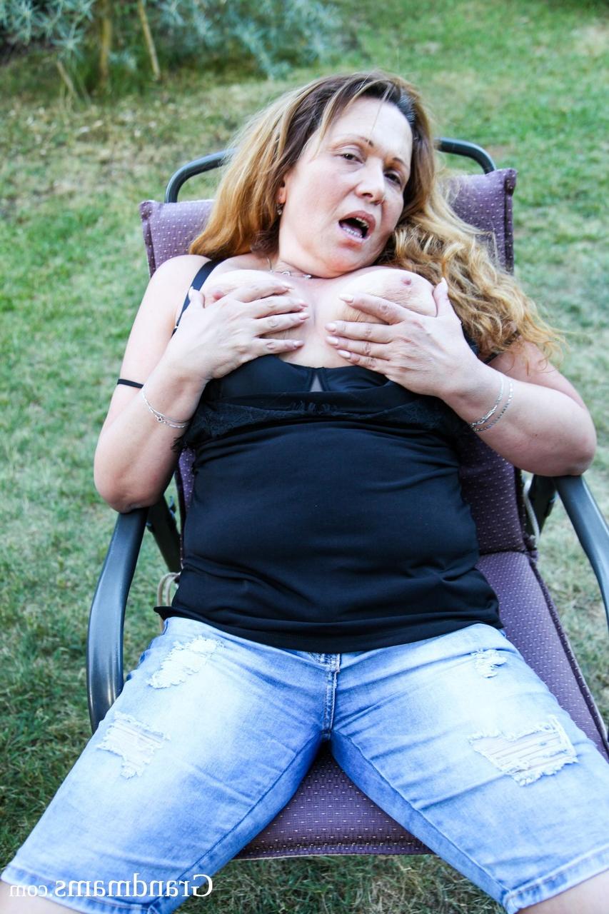 20P La zorra madura Karen perdiendo la ropa afuera y frotándose sus grandes tetas y su coño