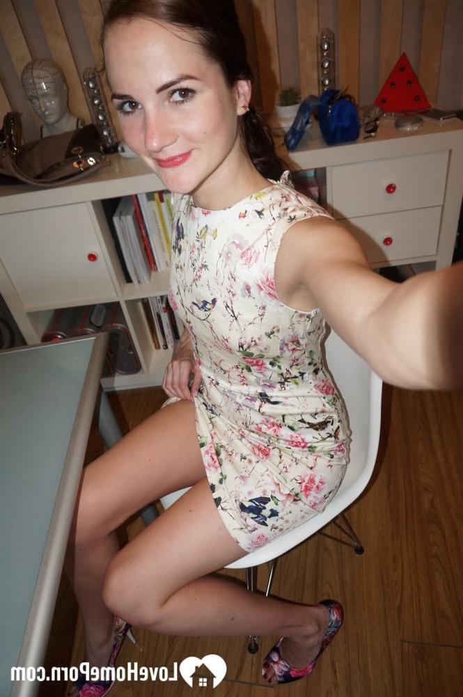13P Wunderschöne Amateurin macht Nackt-Selfies, die ihren großen Arsch und ihre kleinen Titten zeigen
