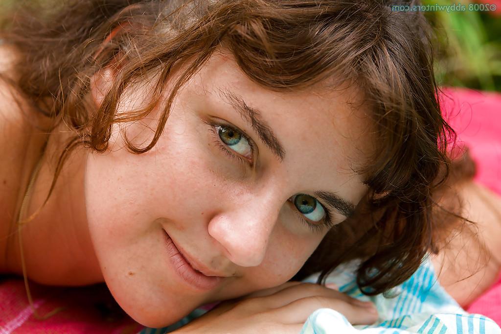 16P La pequeña amateur marla se desnuda al aire libre para complacer su vagina peluda