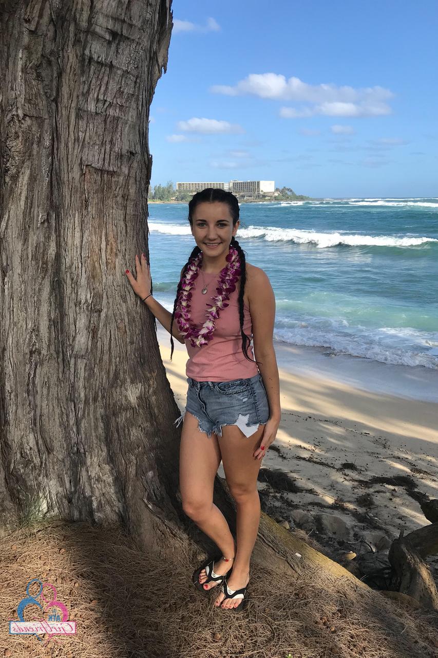 20P A adolescente amadora Jade Amber posa em suas roupas quentes e nua em sua compilação