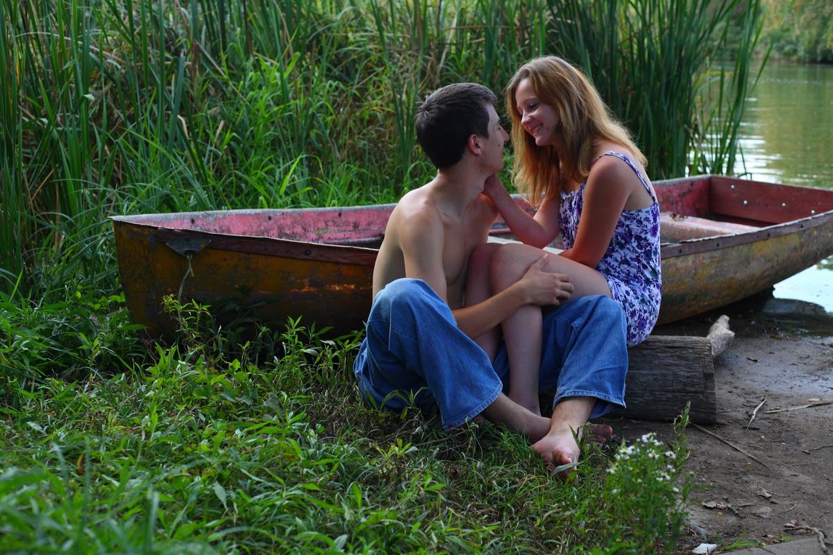 15P Jeune rousse et son petit ami font l'amour sur un terrain herbeux près de l'eau