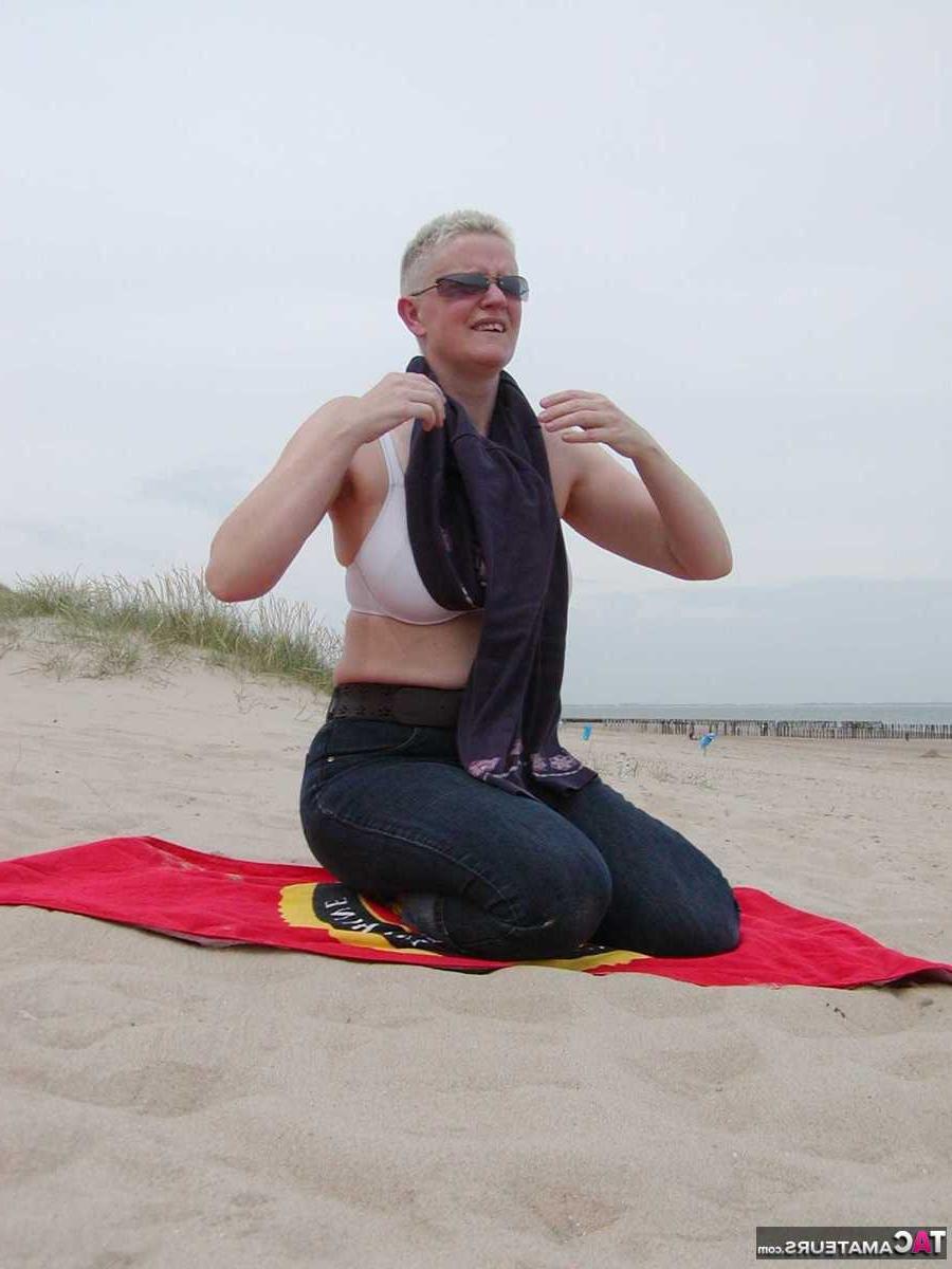 15P La blonde plus âgée Tiffany Pearl se met nue à la plage sur une serviette.