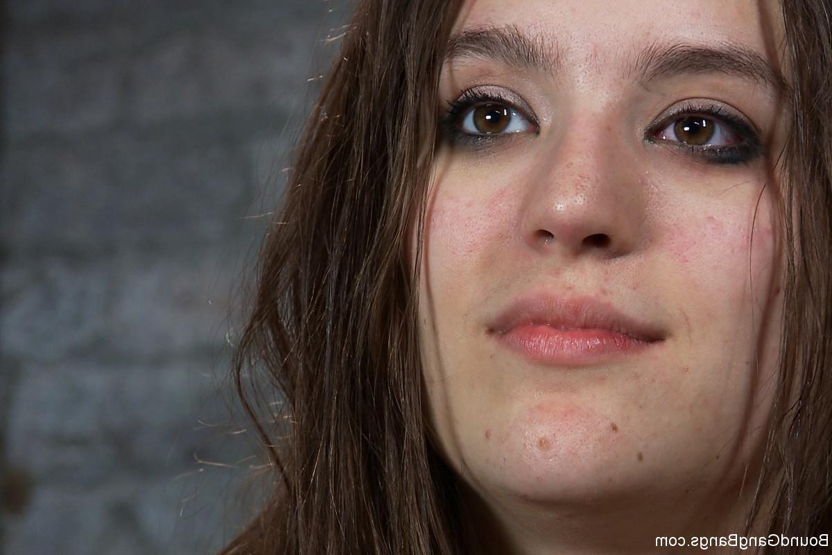 17P Garota branca fica com porra no rosto durante sua primeira experiência de gangbang