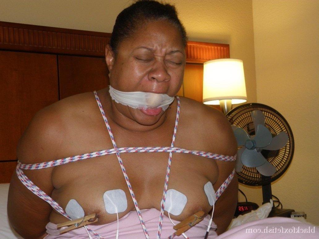 16P Grasa de ébano recibe descargas eléctricas mientras está atada y amordazada en una cama