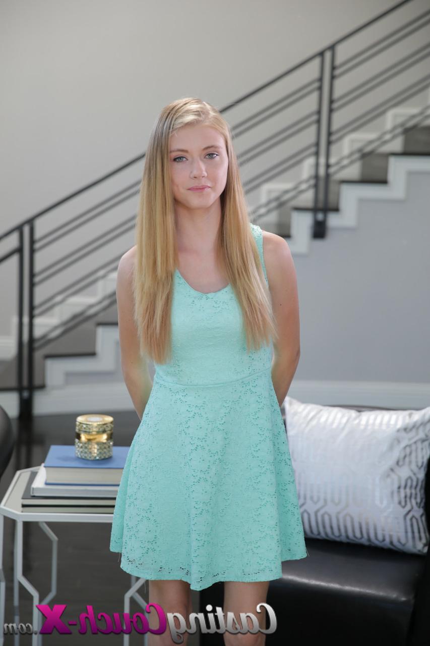 16P A pequena adolescente Hannah Hays tira o vestido e esfrega a buceta no sofá