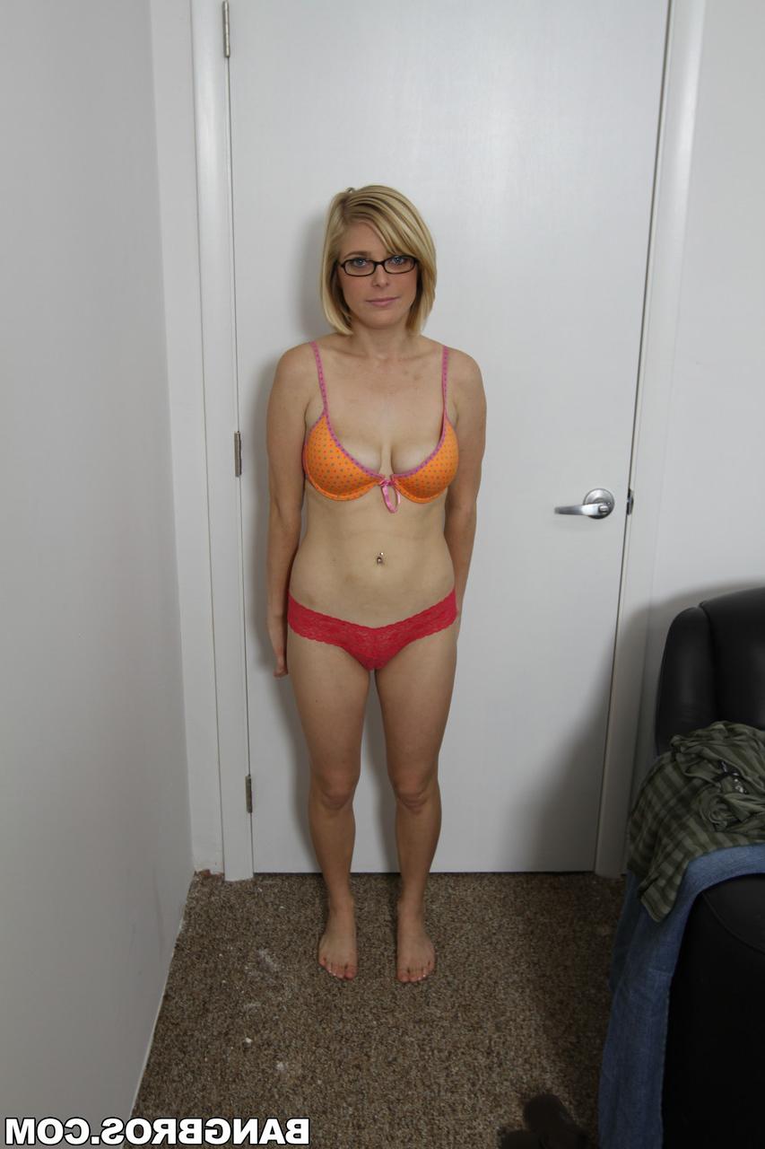 20P Der zierliche Pornostar mit Brille Penny Pax enthüllt bei einem Casting ihre großen Titten und ihren Arsch