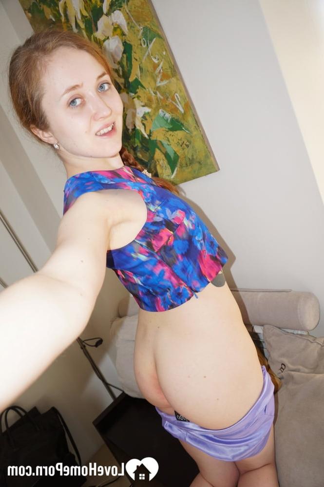 20P Petite ado amateur se déshabillant et posant nue devant le miroir