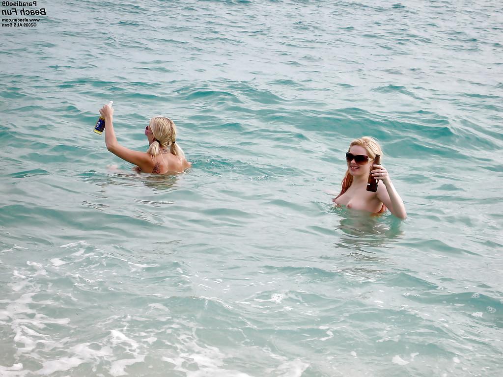 16P Adolescentes lesbiennes séduisantes se déshabillant et se caressant sur la plage