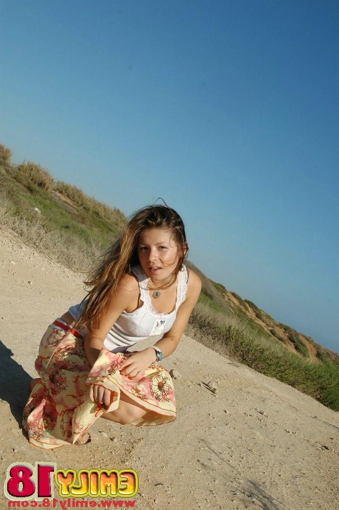 15P Adorable jeune fille caresse ses seins pendant une action en jupe haute sur un chemin de terre