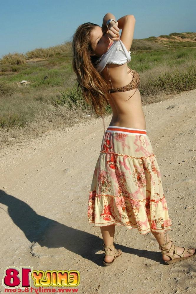 15P Adorable jeune fille caresse ses seins pendant une action en jupe haute sur un chemin de terre