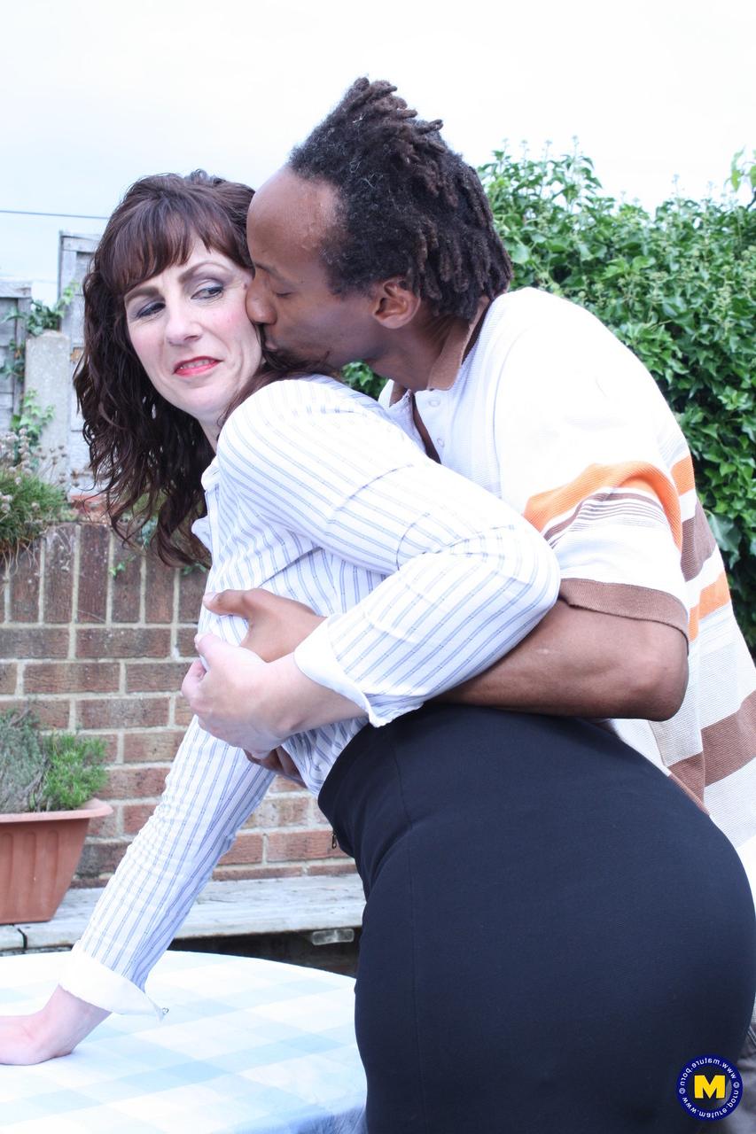20P Toni Lace, britânica madura e excitada, beija um cara negro e cavalga seu enorme tesão