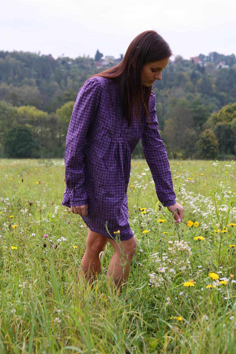 20P Das junge Mädchen Gloria zieht sich beim Blumenpflücken auf einem Feld völlig aus
