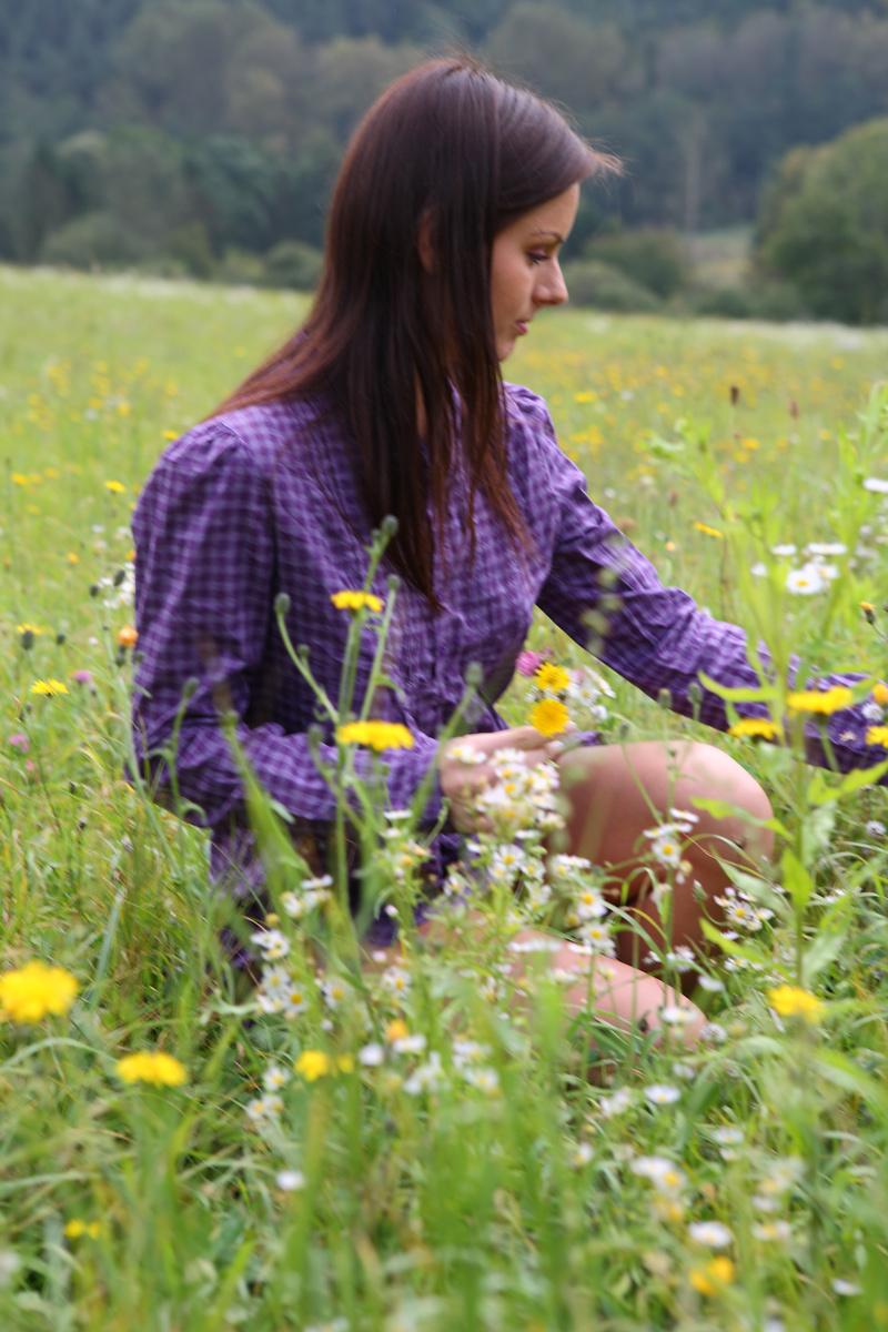 20P Das junge Mädchen Gloria zieht sich beim Blumenpflücken auf einem Feld völlig aus