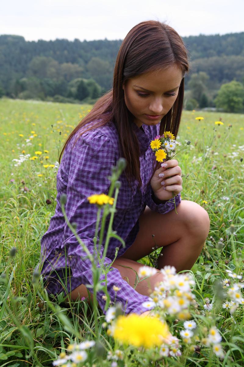 20P Das junge Mädchen Gloria zieht sich beim Blumenpflücken auf einem Feld völlig aus