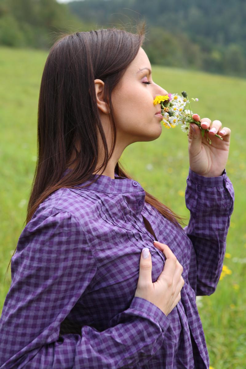 20P Das junge Mädchen Gloria zieht sich beim Blumenpflücken auf einem Feld völlig aus