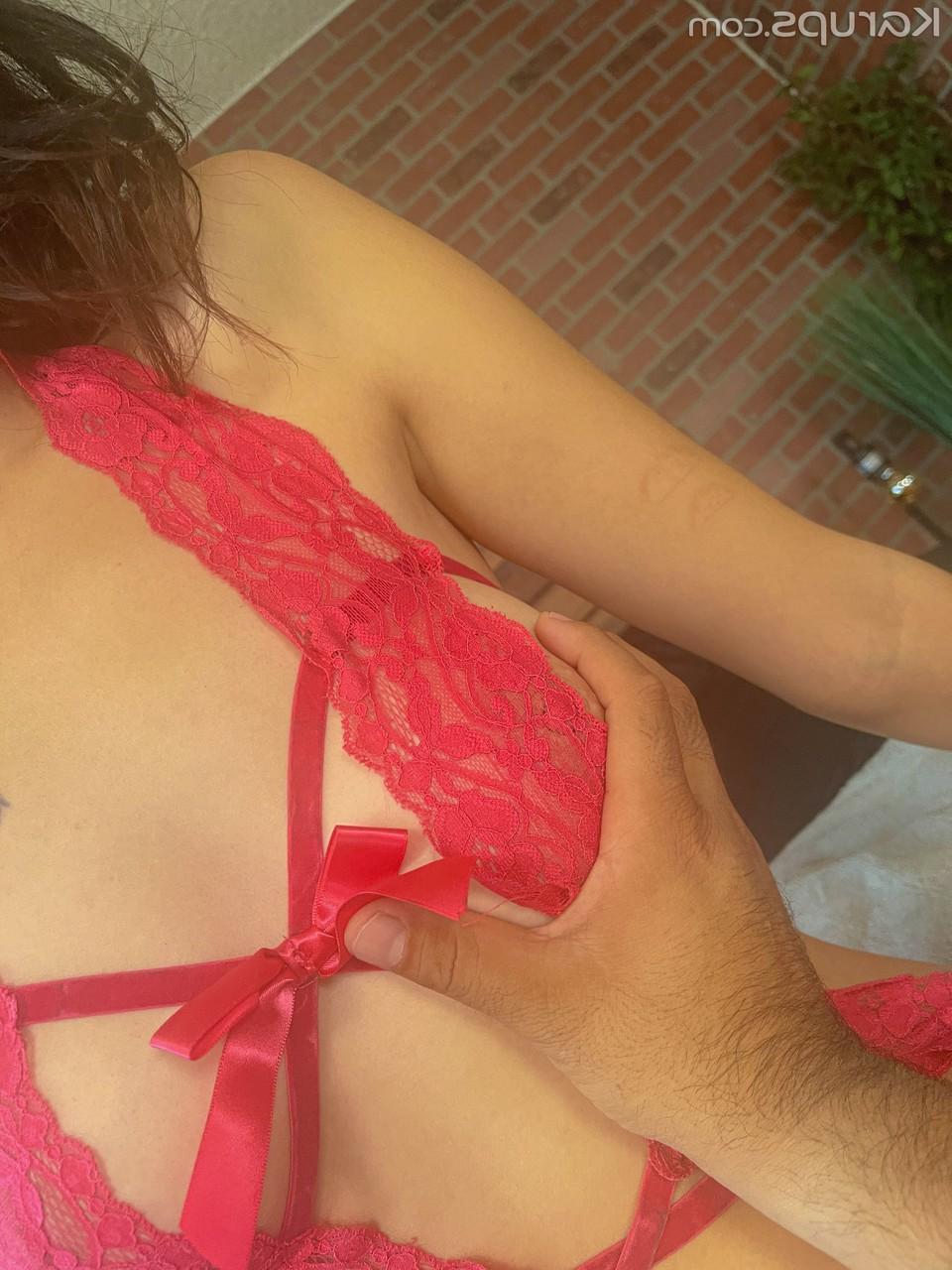 20P Corra Cox, amatrice brune, pose, suce et baise dans sa lingerie chaude.