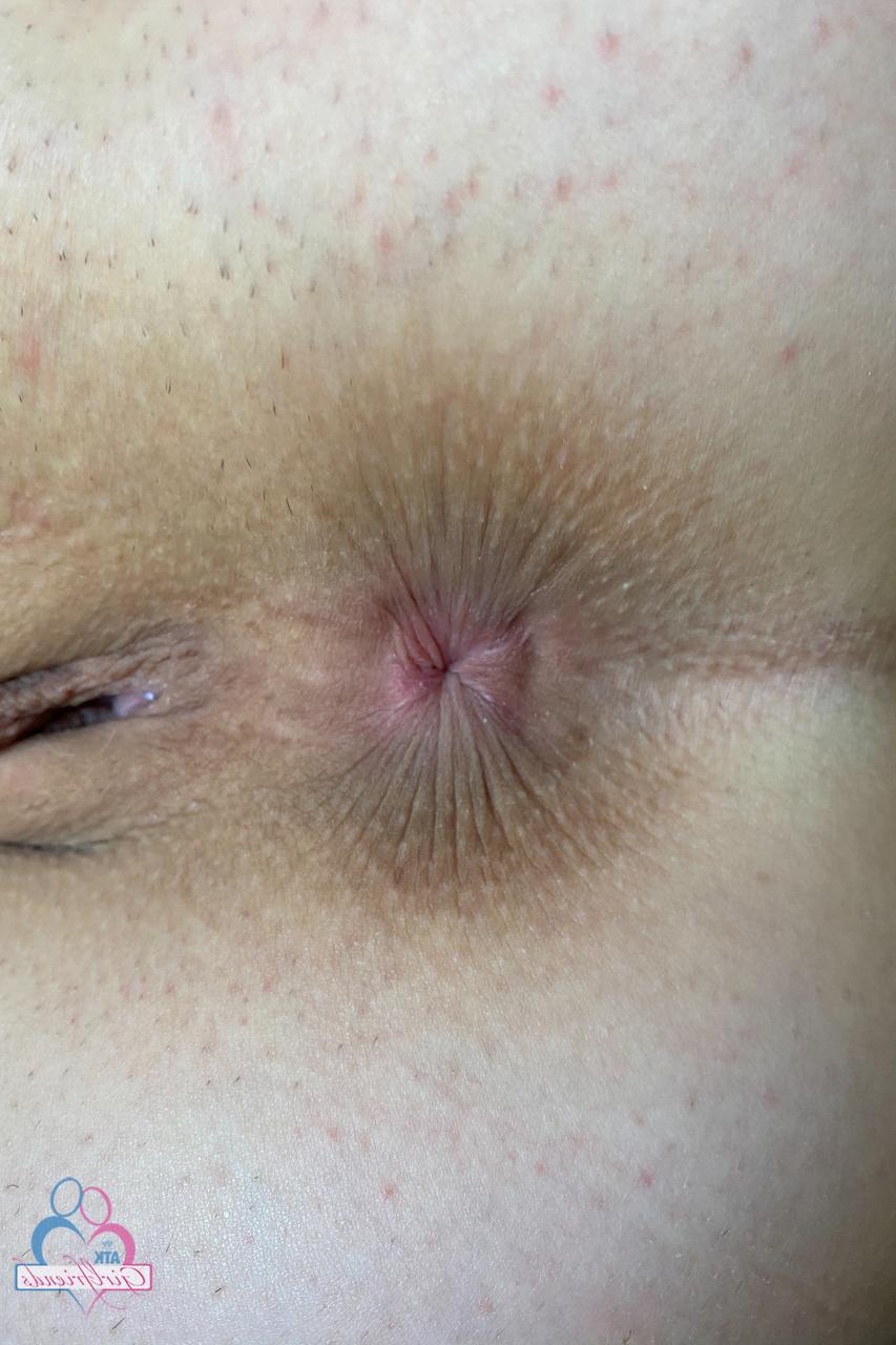 20P Die sexy Teenagerin Rosalyn Sphinx zeigt ihre rasierte Muschi und ihr enges Arschloch aus nächster Nähe