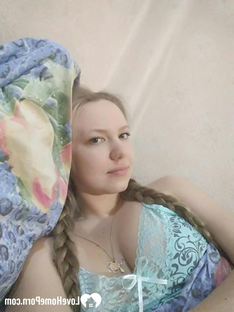 15P Adolescente amadora sexy tira selfies enquanto posa provocativamente no espelho