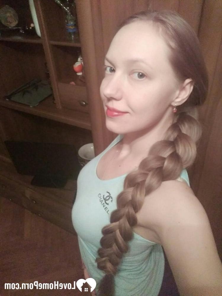 15P Adolescente amadora sexy tira selfies enquanto posa provocativamente no espelho