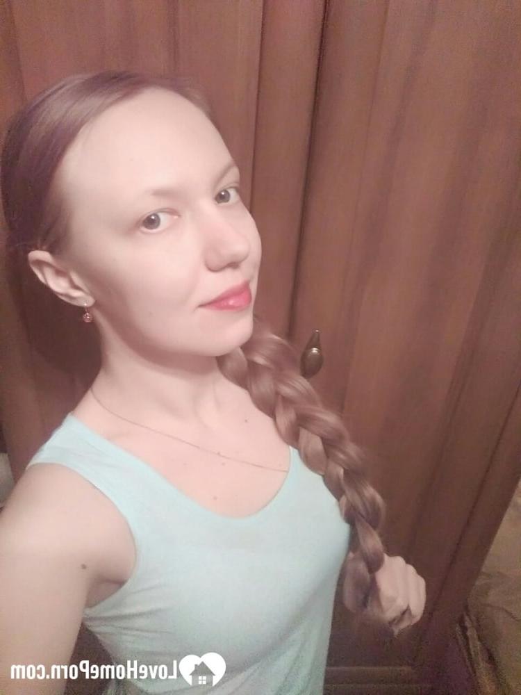15P Adolescente amadora sexy tira selfies enquanto posa provocativamente no espelho