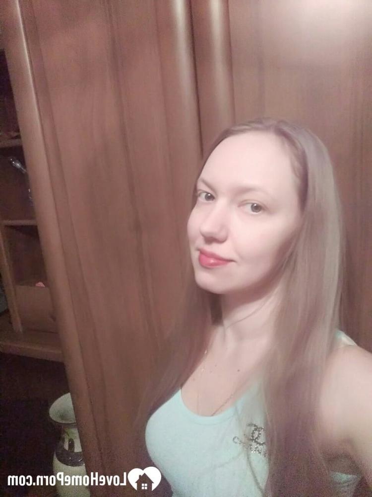 15P Adolescente amadora sexy tira selfies enquanto posa provocativamente no espelho