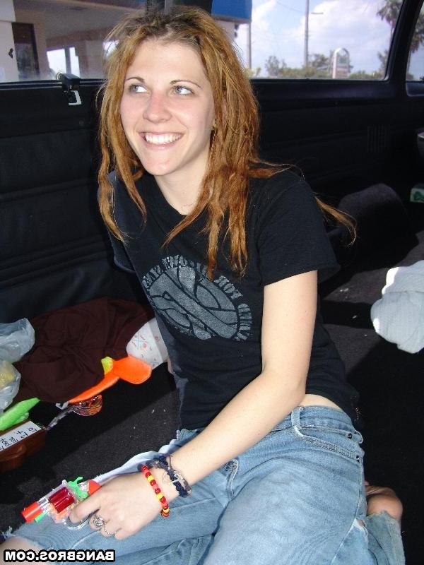 20P Amateur-Hippie mit Dreads Ann verliert ihre Jeans und zeigt ihren großen Hintern