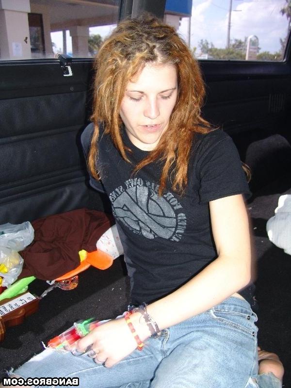 20P Amateur-Hippie mit Dreads Ann verliert ihre Jeans und zeigt ihren großen Hintern
