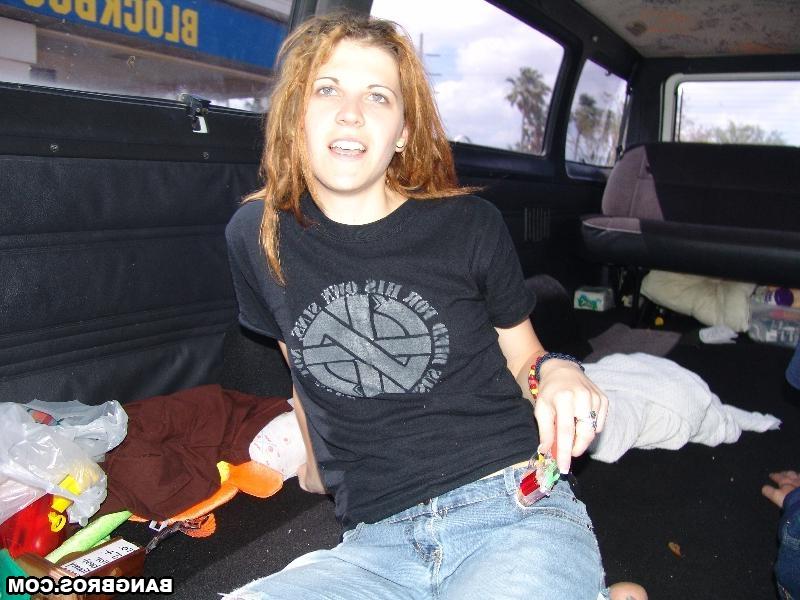 20P Amateur-Hippie mit Dreads Ann verliert ihre Jeans und zeigt ihren großen Hintern