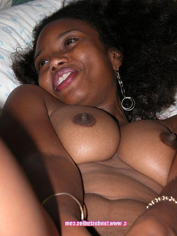 20P A gata negra Cinnamon Delight brinca com sua buceta raspada com um vibrador na cama