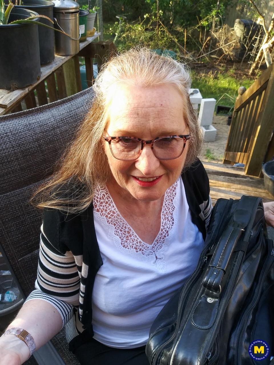 20P La mamie coquine Maggie Mae déballe ses jouets sexuels et les essaie sur sa chatte.