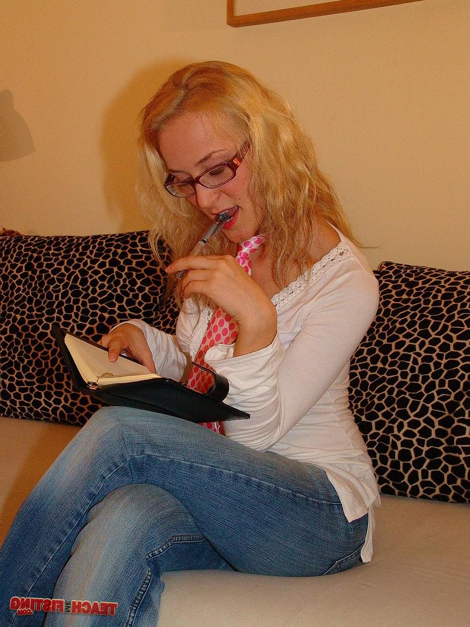 18P Die nerdige Blondine Cassandra lutscht und fickt einen Riesendildo, bevor sie sich selbst fistet