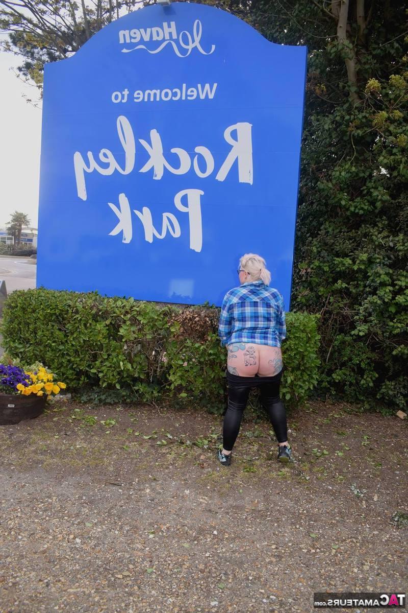 16P A gordinha britânica Mollie Foxxx mostra seus peitos e buceta enquanto está na natureza