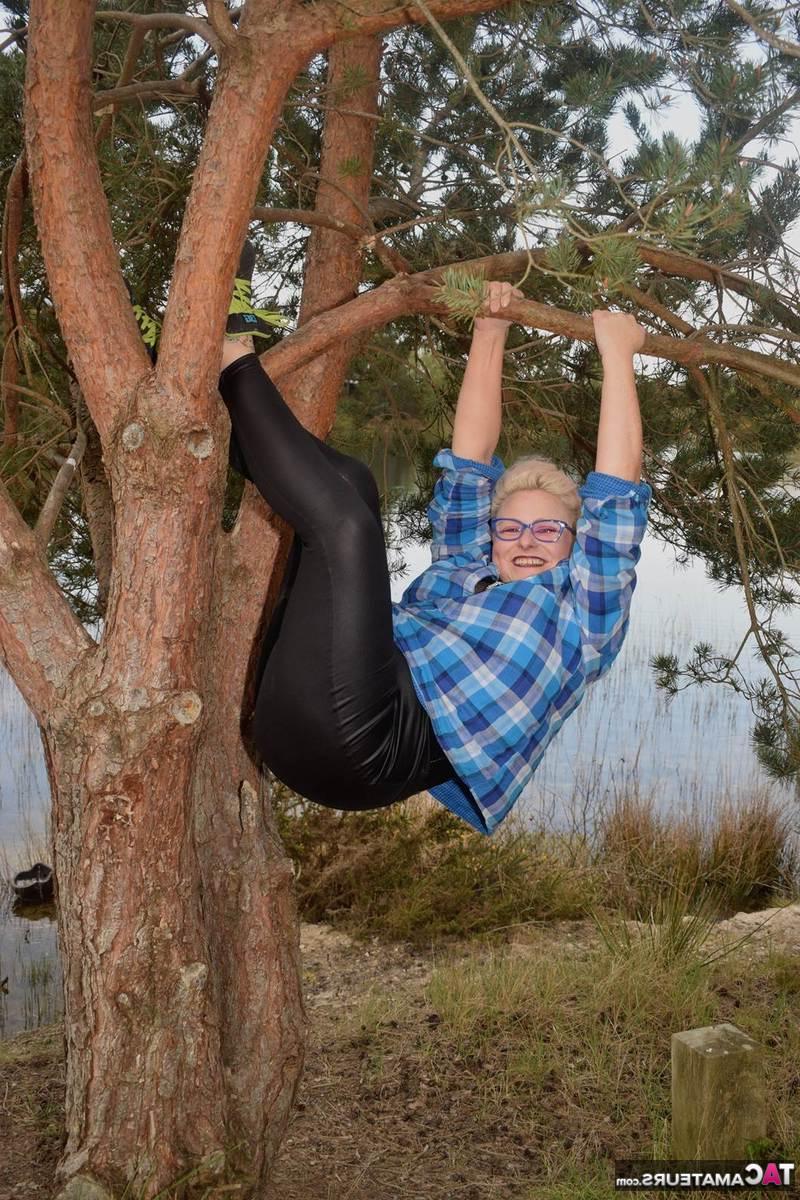 16P A gordinha britânica Mollie Foxxx mostra seus peitos e buceta enquanto está na natureza