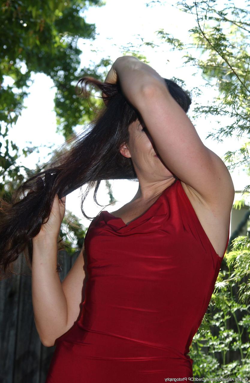 20P Die sexy, freche MILF Andie zeigt ihre beschnittene Muschi im Freien, während sie völlig nackt ist