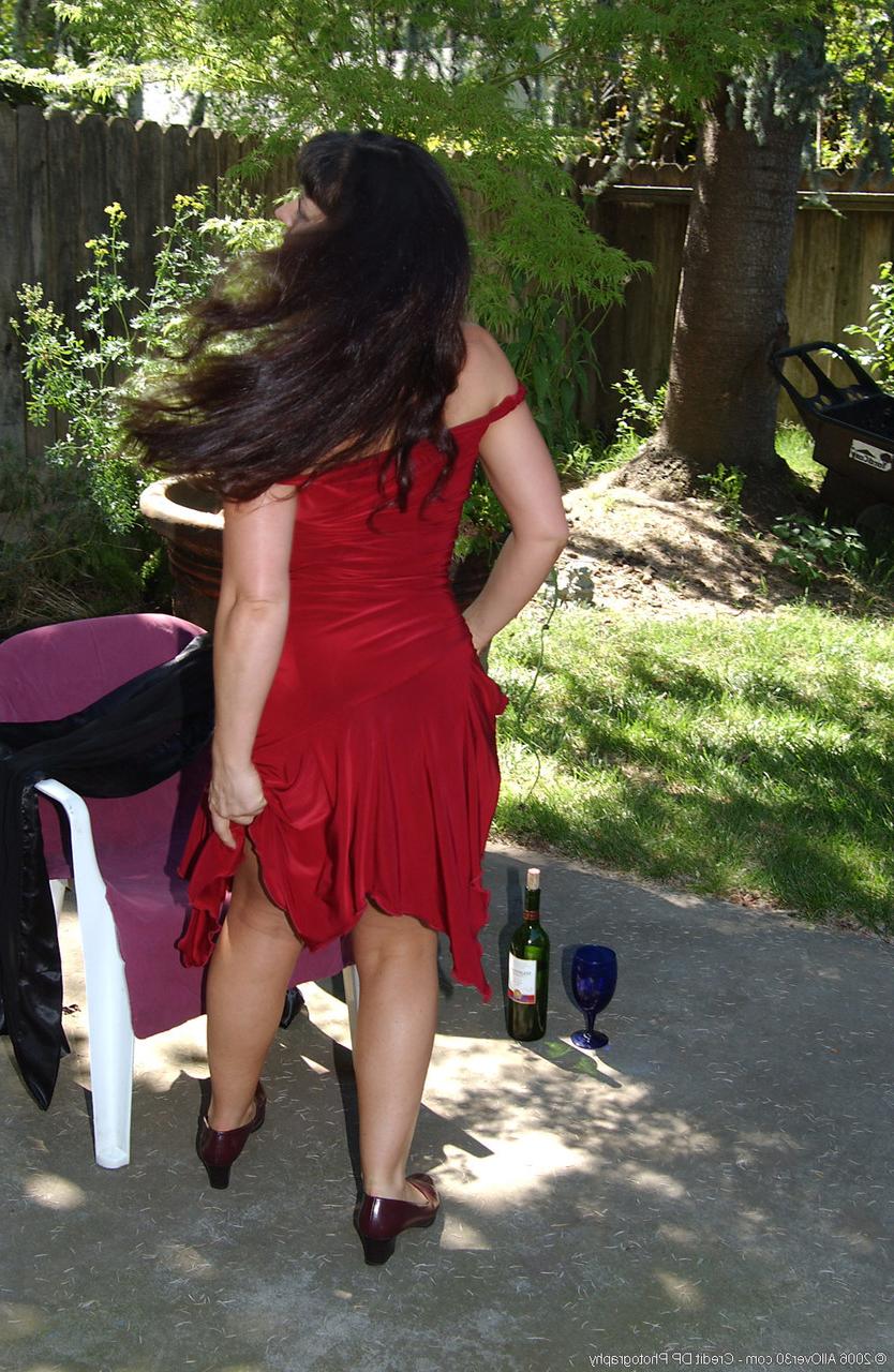 20P Die sexy, freche MILF Andie zeigt ihre beschnittene Muschi im Freien, während sie völlig nackt ist