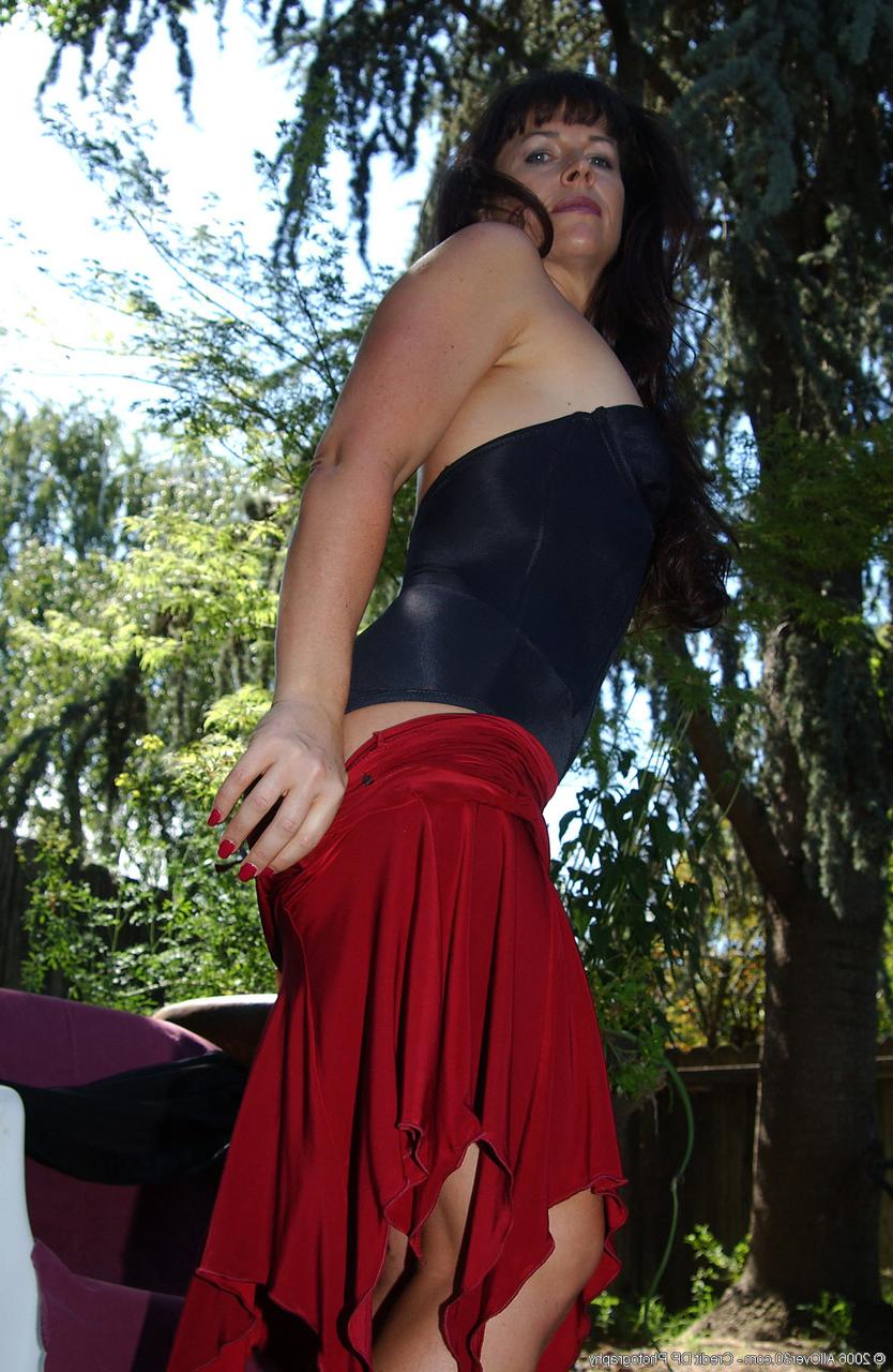 20P Die sexy, freche MILF Andie zeigt ihre beschnittene Muschi im Freien, während sie völlig nackt ist