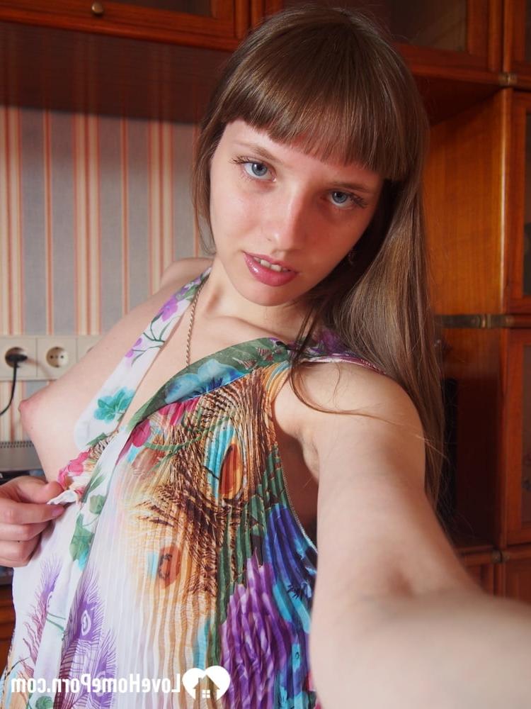 15P Adolescente amadora revela seus seios lindos e tira selfies sensuais de seus beliscões duros