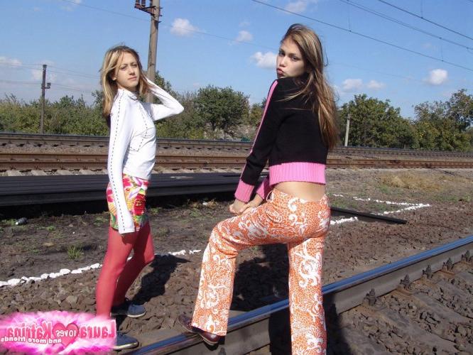 10P Las jóvenes Laura y Katrina se dan un beso lésbico en las vías del tren