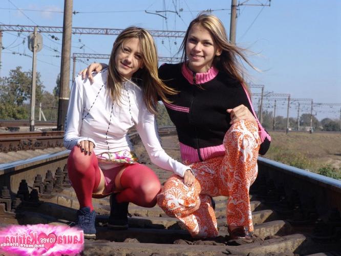 10P Las jóvenes Laura y Katrina se dan un beso lésbico en las vías del tren
