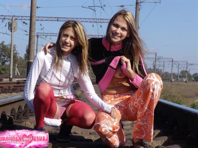 10P Las jóvenes Laura y Katrina se dan un beso lésbico en las vías del tren