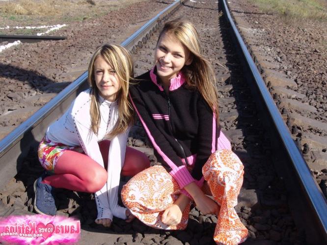 10P Las jóvenes Laura y Katrina se dan un beso lésbico en las vías del tren