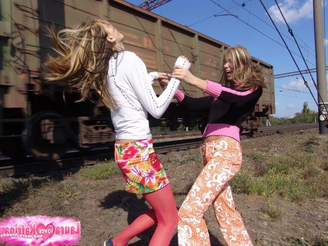 10P Las jóvenes Laura y Katrina se dan un beso lésbico en las vías del tren
